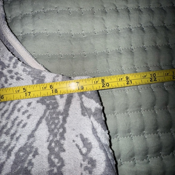 New AKEMI + KIN Marietta Cocoon Top Shirt Blouse Gray Snake Skin Anthropologie L - Picture 5 of 14